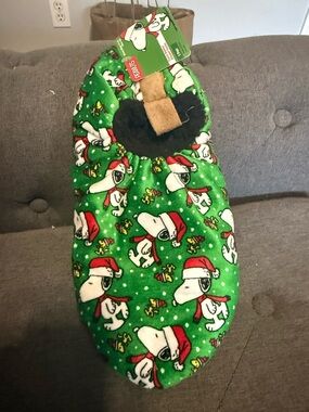 Peanuts Snoopy Fuzzy Babba Slipper Socks - White & Red on Green